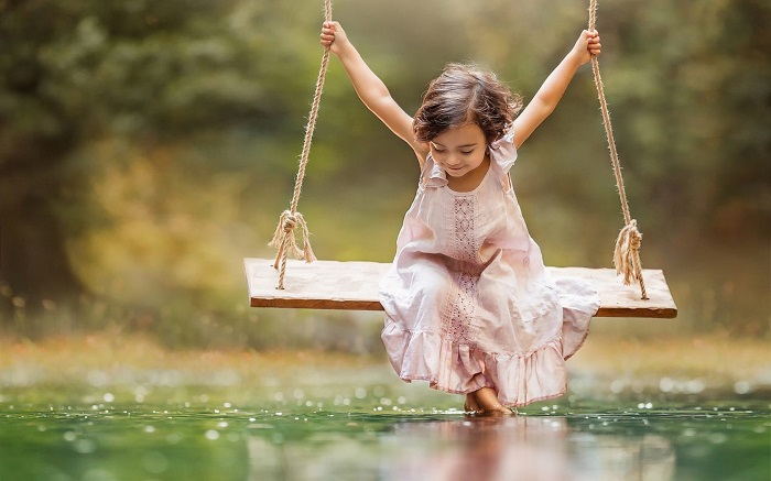 small-girl-taking-swing-1680x1050.jpg